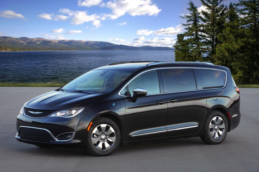  Chrysler Pacifica Hybrid Limited 35th Anniversary (RU) 2019 года  (фото 1 из 4)
